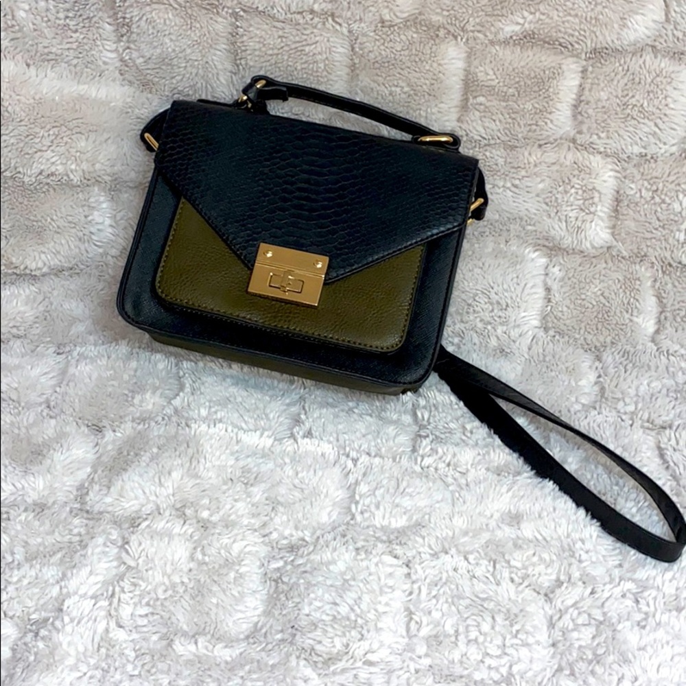 CLASSY CROSSBODY